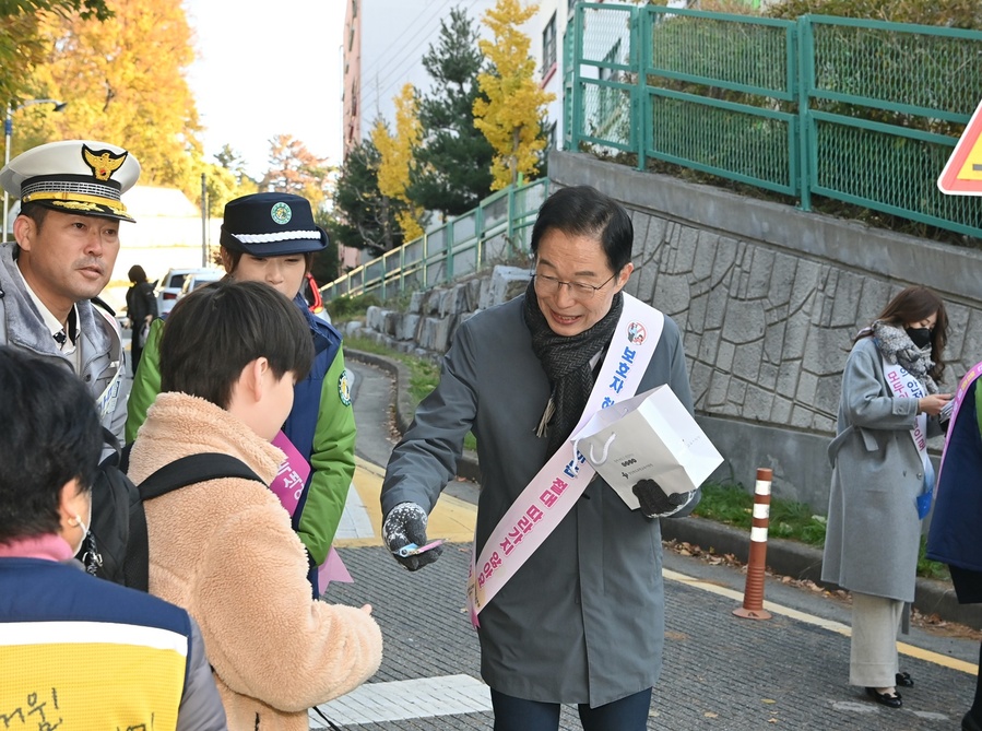 ▲ 경북교육청은  22개 시군 초등학교에서‘어린이 약취 유인 예방 캠페인’을 실시했다(포항 이동초등학교에서 캠페인 중인 임종식 교육감).ⓒ경북교육청
