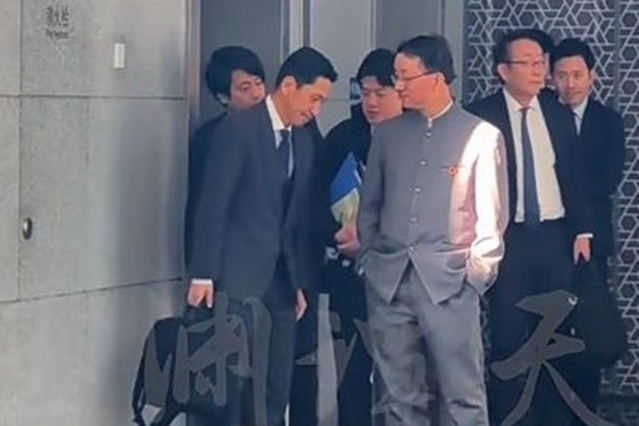 ▲ 18일 중국 관영매체 CCTV 계열 SNS 위위안탄톈에 게재된 약 20초 분량의 영상을 통해 류진쑹 중국 외교부 국장(사진 오른쪽)이 주머니에 손을 넣고 있고, 가나이 마사아키 일본 외무성 국장(왼쪽)이 고개를 숙이고 있는 모습이 공개됐다. 출처=위위안탄톈 갈무리ⓒ연합뉴스