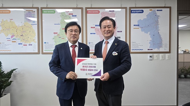 ▲ 신영재 홍천군수가 박형수 예결위 간사와의 면담을 통해 국비 증액 사업을 설명했다. ⓒ홍천군