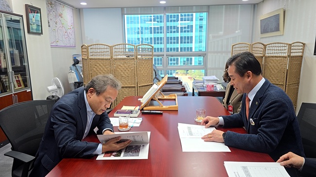 ▲ 신영재 홍천군수가 송기헌 국회의원과의 면담을 통해 국비 증액 사업을 설명했다. ⓒ홍천군