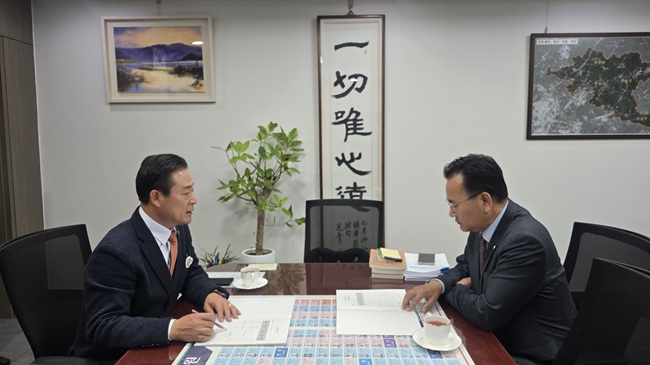 ▲ 신영재 홍천군수가 유상범 국회의원과의 면담을 통해 국비 증액 사업을 설명했다. ⓒ홍천군