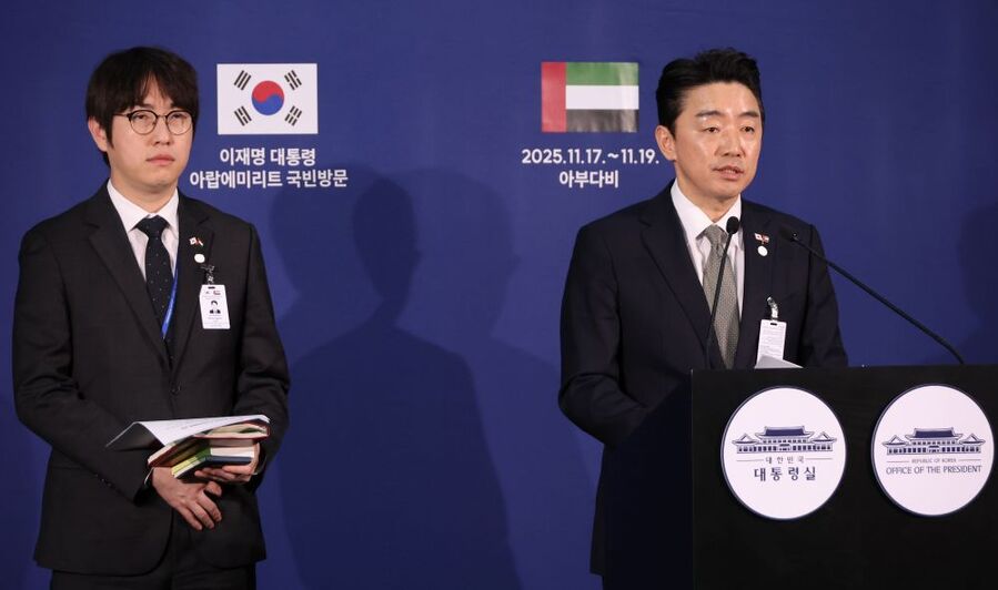 ▲ 강훈식 대통령비서실장이 18일(현지 시간) 아랍에미리트(UAE) 아부다비 한 호텔 한국프레스센터에서 이재명 대통령 전략경제협력 특사 성과 관련 브리핑을 하고 있다. ⓒ뉴시스