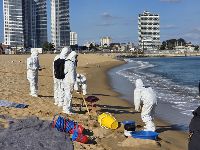 ▲ 2025년 속초시-속초해양경찰서 민·관 해안방제훈련 모습. ⓒ속초시