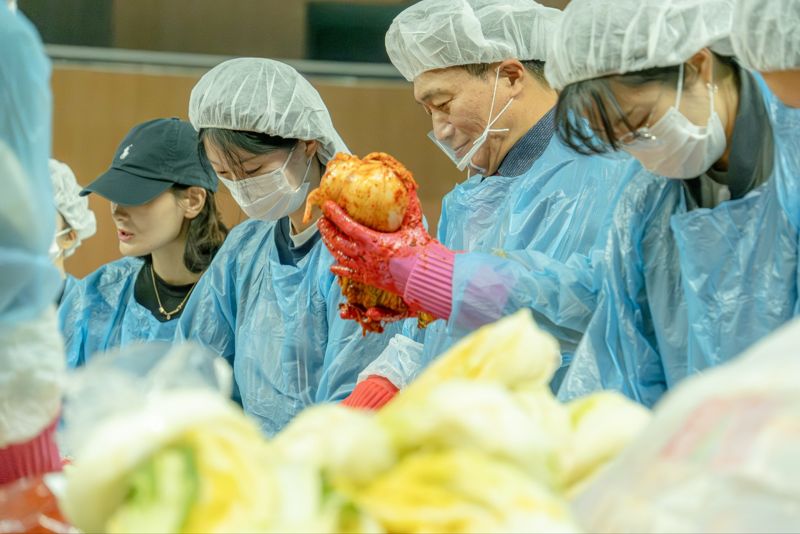 ▲ 이학재 인천국제공항공사 사장(오른쪽 두번째)이 18일 인천공항 스카이돔에서  '김장 나눔 봉사활동' 참가자들과 김장김치를 담그고 있다.ⓒ인천공항공사 제공