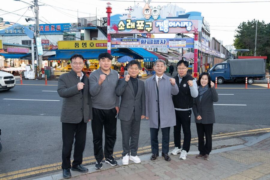 ▲ 정해권(오른쪽 세번째) 인천시의회 의장이 소래포구종합어시장 일대 화재 취약 구역 현장점검을 하면서 동행자들과 기념촬영을 하고 있다.ⓒ인천시의회 제공