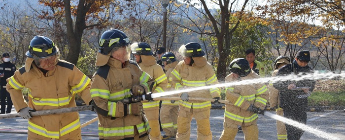 ▲ 지난 18일 공주시 백제체육관에서 '제33회 공주의용소방대 소방기술경연대회'를 하고 있다.ⓒ공주소방서
