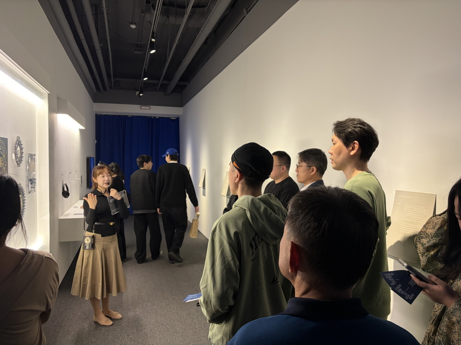 ▲ 도슨트 해설 프로그램에 참여하고 있는 관람객들의 모습. ⓒ태광그룹