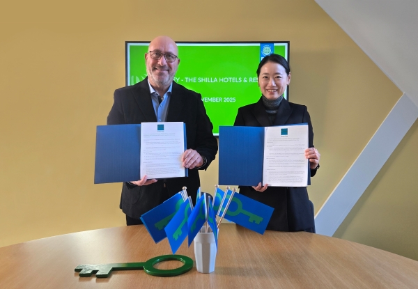 ▲ 이달 17일 환경교육재단 본부에서 진행된 ‘호텔신라–환경교육재단 간 그린키 인증 업무협약식'에서 신라호텔 이주영 마케팅 그룹장(오른쪽), 환경교육제단 다니엘 셰퍼(왼쪽) 대표가 기념사진을 촬영하고 있다.ⓒ호텔신라