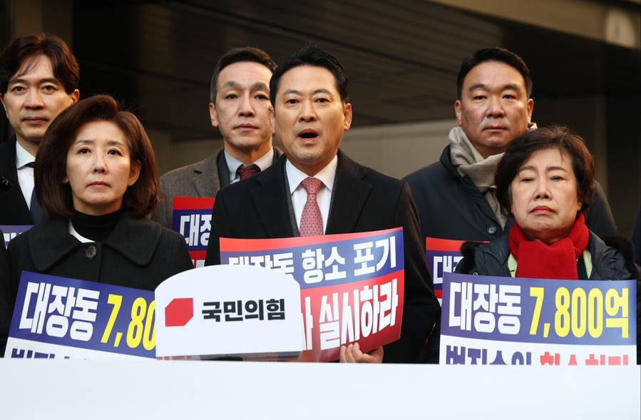 ▲ 장동혁 국민의힘 대표가 19일 대장동 개발 사업 민간업자 남욱 변호사가 추징보전 해제를 요구한 서울 강남구‘청담동 건물'을 찾아 발언하고 있다. ⓒ연합뉴스