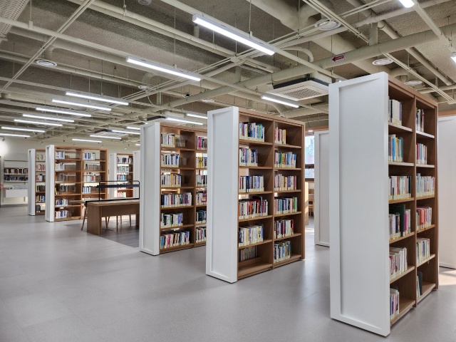 ▲ 오는 27일 리모델링을 마치고 재개관하는 용인 구성도서관 서가 전경. ⓒ용인시 제공