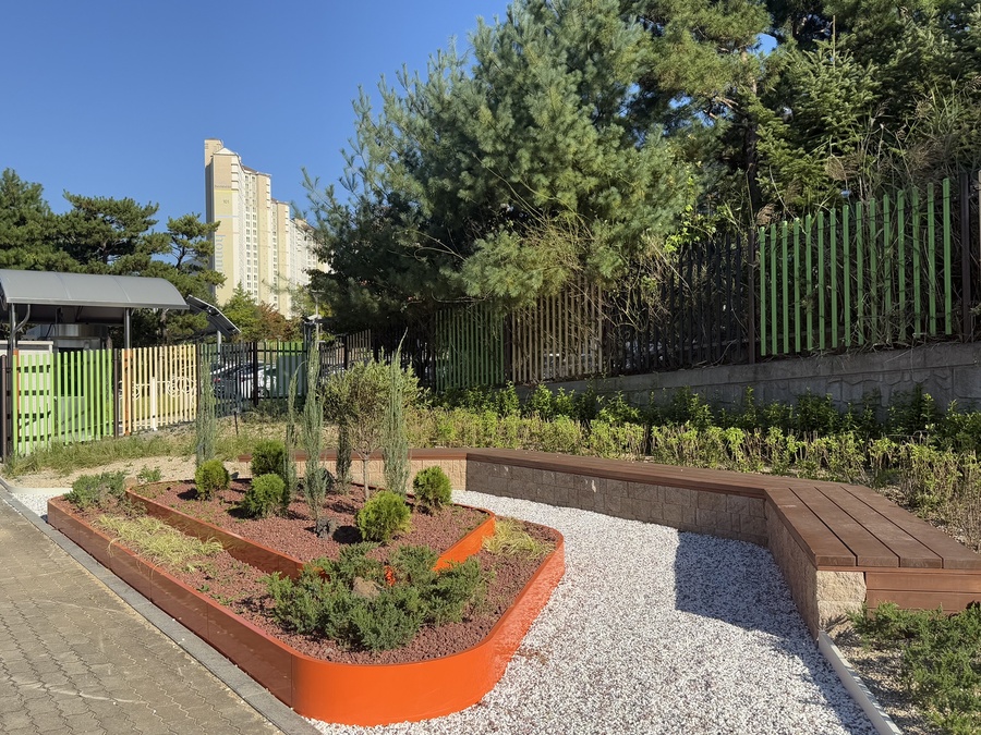 ▲ 대구 달성군(군수 최재훈)은 관내 초등학교 주변에 숲과 휴식 공간을 조성해 어린이들에게 보다 안전하고 쾌적한 통학 환경을 마련했다(포산초등학교 인근에 조성된 그린숲).ⓒ달성군