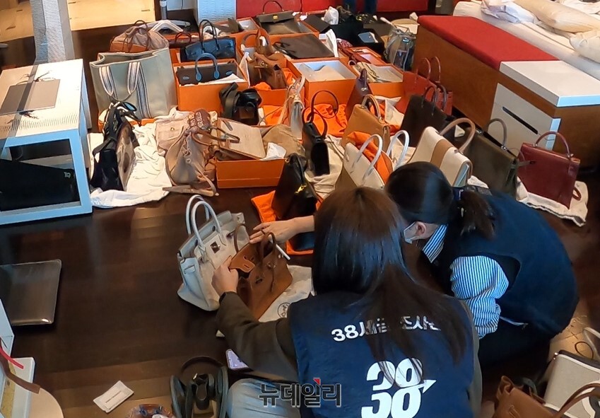 ▲ 서울시와 국세청이 최근 고액체납자 4명의 거주지를 수색한 후 압수 물품을 정리하고 있다. ⓒ서울시