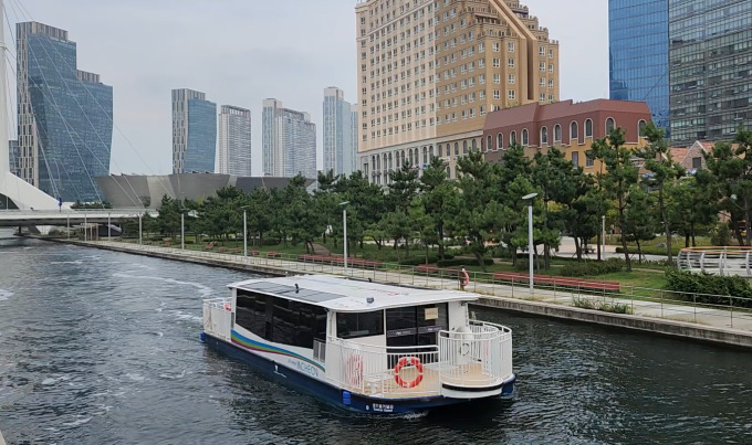 ▲ 카네비모빌리티가 한강버스에 앞서 제작에 참여한 45인승 인천 송도 센트럴커낼호 ⓒ카네비모빌리티