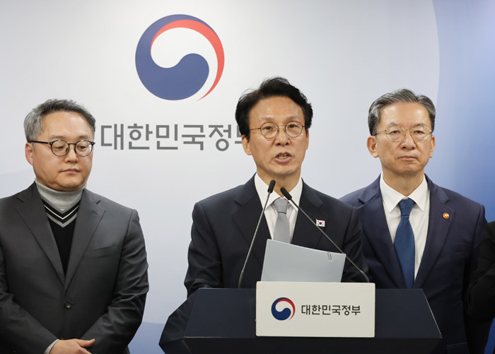 ▲ 김민석 국무총리가 지난 18일 서울 종로구 정부서울청사에서 열린 '론스타' ISDS 취소 신청 관련 긴급 브리핑에서 정부는 오늘 오후 3시 22분경 미국 동부 시간으로는 새벽 1시 22분경에 미국 워싱턴 D.C.에 있는 국제투자분쟁해결센터(ICSID)의 론스타 ISDS 취소위원회로부터 대한민국 승소 결정을 선고받았다고 발표하고 있다. ⓒ뉴시스