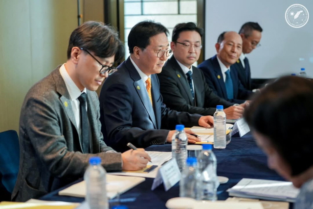 ▲ 박상신 DL이앤씨 대표(왼쪽 두 번째)가 지난 1일 부산에서 페르디난드 마르코스 주니어 필리핀 대통령을 만나 에너지 및 인프라 사업에 대한 현안을 설명하고, 향후 추진할 사업 계획에 대한 지속적인 협력 방안을 논의했다.ⓒDL이앤씨