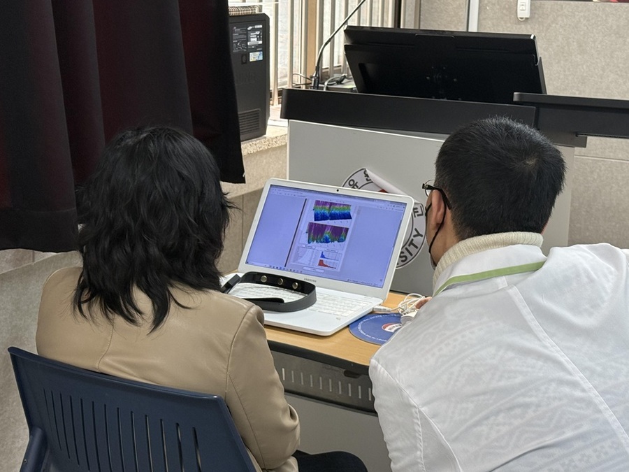 ▲ 유원대 시니어대상 뉴로피드백 기반 뇌파검사 장면.ⓒ유원대