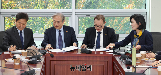 ▲ 19일 오전 국회 의원회관에서 김영배 의원(왼쪽부터), 김효준 한국독일네트워크(ADeKo) 이사장, 게오르크 빌프리트 슈미트(Georg Wilfried Schmidt) 주한독일대사, 김희정 의원이 한국-독일 학생 교환방문 추진을 위한 양해각서(MOU)에 서명을 하고 있다. ⓒ이종현 기자