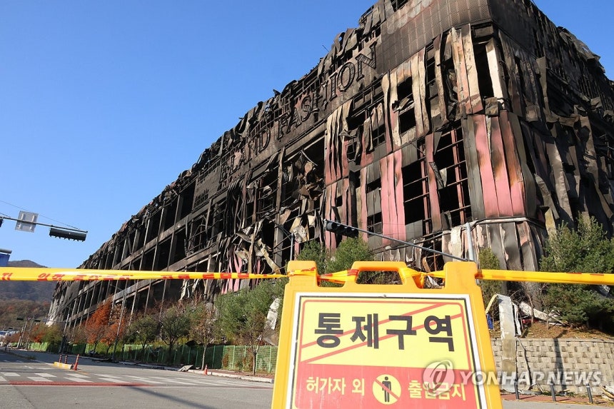 ▲ 19일 오전 충남 천안시 동남구 풍세면 풍세산업단지 내 이랜드패션 물류센터 화재로 인근 도로가 통제돼 있다. ⓒ연합뉴스