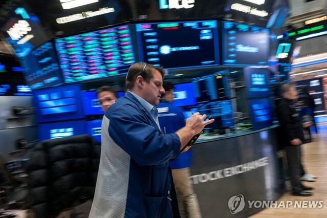 ▲ 미국 뉴욕증권거래소의 트레이더. 출처=AFPⓒ연합뉴스
