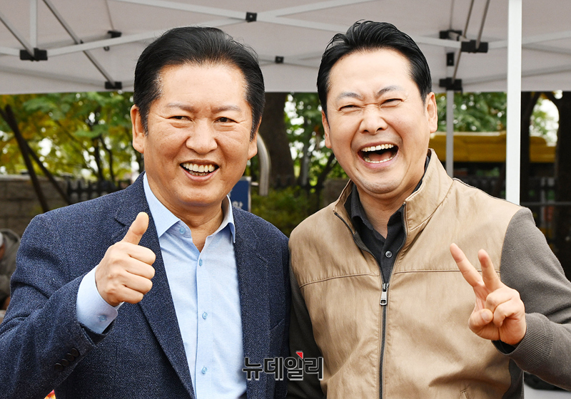 ▲ 더불어민주당 정청래 대표와 국민의힘 장동혁 대표가 8일 서울 여의도 국회의사당 운동장에서 한국사진기자협회가 연 '2025 사진기자가족 체육대회'에 방문, 포즈를 취하며 기념 촬영하고 있다. 2025.11.8 [사진공동취재단] ⓒ뉴데일리