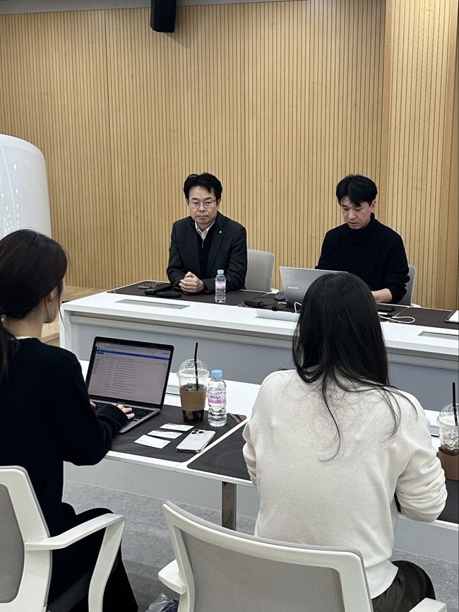 ▲ 농협은행 강원본부는 19일 강원 원주시에 위치한 수출기업을 찾아 관세 컨설팅을 실시했다. ⓒ농협 강원본부