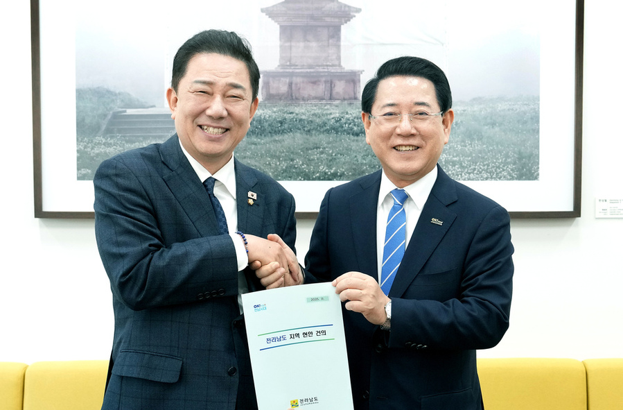 ▲ 김영록 전라남도지사(오른쪽)가 19일 서울 국회에서 김병기 더불어민주당 원내대표(왼쪽)와 면담을 갖고 2026년 국고 핵심사업 해결을 위한 건의 및 협조를 요청하고 있다.ⓒ전라남도 제공