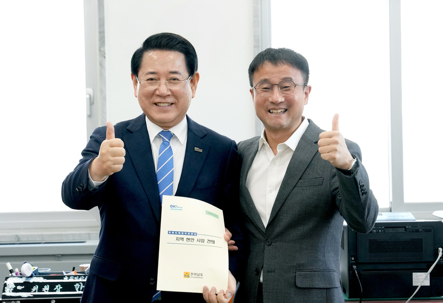 ▲ 김영록 전라남도지사(왼쪽)가 19일 서울 국회에서 한병도 국회 예산결산특별위원장(오른쪽)과 면담을 갖고 2026년도 전남도 국고 핵심 사업 해결을 위한 건의 및 협조를 요청하고 있다.ⓒ전라남도 제공