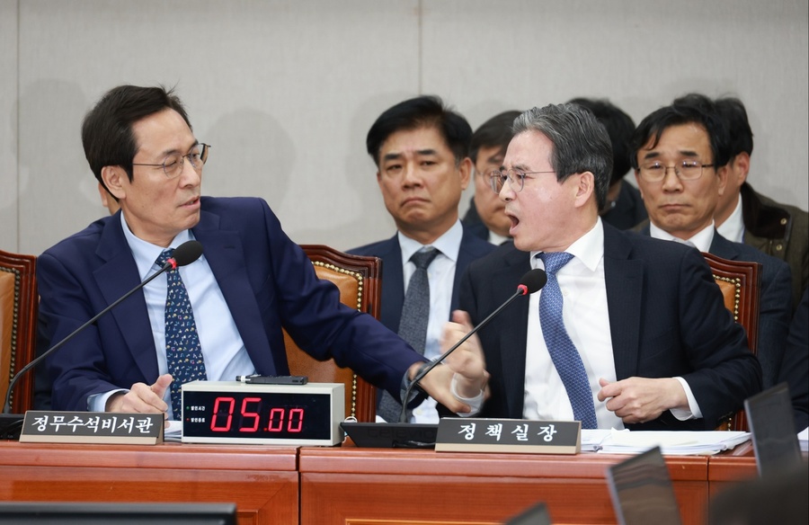 ▲ 김용범 대통령비서실 정책실장이 지난 18일 서울 여의도 국회에서 열린 운영위원회 전체회의에서 김은혜 국민의힘 의원의 전세 관련 질의를 듣던 중 가족이 언급되자 격노하고 있다. 옆에 있던 우상호 정무수석이 만류하고 있다.ⓒ뉴시스