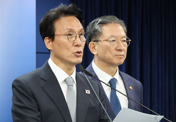 ▲ 김민석 국무총리가 지난 18일 서울 종로구 정부서울청사에서 열린 '론스타' ISDS 취소 신청 관련 긴급 브리핑에서 정부는 오늘 오후 3시 22분경 미국 동부 시간으로는 새벽 1시 22분경에 미국 워싱턴 D.C.에 있는 국제투자분쟁해결센터(ICSID)의 론스타 ISDS 취소위원회로부터 대한민국 승소 결정을 선고받았다고 발표하고 있다. ⓒ뉴시스