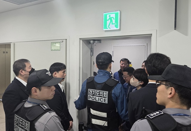 ▲ 경기도의회 사무처 관계자들이 19일 도의회 운영위원회 회의장을 찾은 전국공무원노동조합원들의 출입을 막고 있다. ⓒ전국공무원노동조합 제공