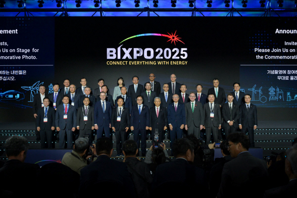 ▲ BIXPO 2025이 11월 5일부터 7일까지 광주 김대중컨벤션센터에서 개최된 가운데, 개막식 주요 관계자들이 기념 촬영을 하고 있다. ⓒ한국전력