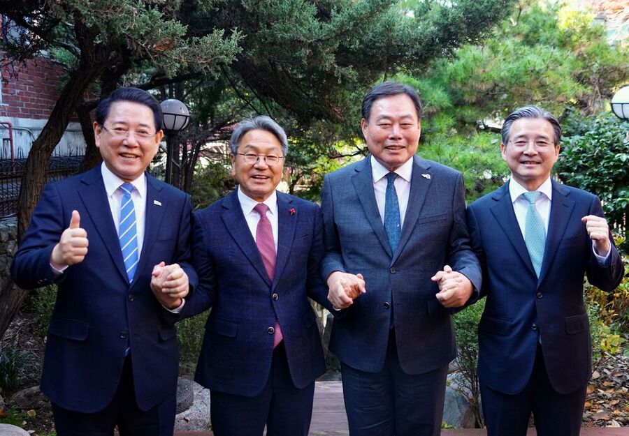 ▲ 강기정 광주광역시장이 19일 서울 용산의 한 음식점에서 대통령실 주관 ‘대통령실-지자체 4자 사전협의’에 참석, 광주 민간·군공항 통합이전 추진에 대한 공감대를 이루며 기념촬영을 하고 있다. (사진 왼쪽부터 김영록 전남지사, 강기정 광주시장, 김산 무안군수, 김용범 대통령실 정책실장)ⓒ광주광역시 제공