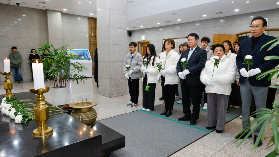 ▲ 이정선 광주시교육감이 19일 광주학생독립운동기념관에서 광주를 방문한 중앙아시아 거주 독립운동가 후손들과 함께 헌화와 참배를 진행하고 있다.ⓒ광주시교육청 제공