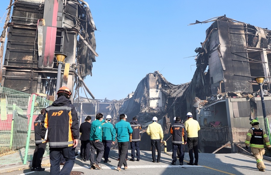 ▲ 충남도의회 건설소방위원회는 19일 천안시 풍세면 이랜드패션물류센터 대형화재 현장을 방문, 현장을 확인한 뒤 소방관들을 격려했다.ⓒ충남도의회