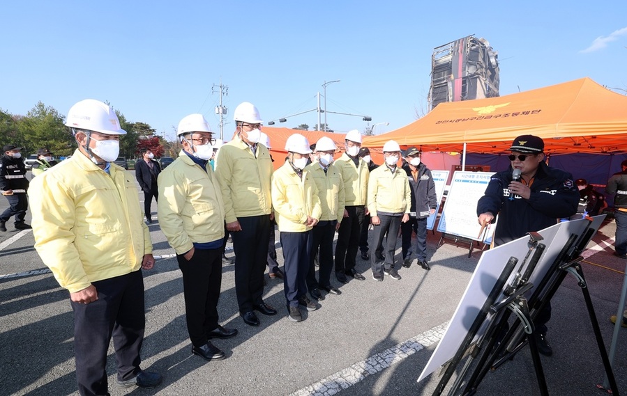 ▲ 충남도의회 건설소방위원회 위원들은 19일 천안시 풍세면 이랜드패션물류센터 대형화재 현장에서 화재 피해 상황 등을 브리핑받고 있다.ⓒ충남도의회