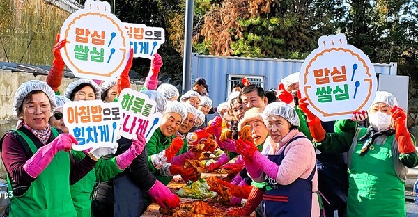 ▲ 이화준 조합장이 오근장동 부녀회와 지역사회보장협의회 회원들과 김장 김치 나눔 행사에서 기념촬영을 하고 있다. ⓒ충북농협