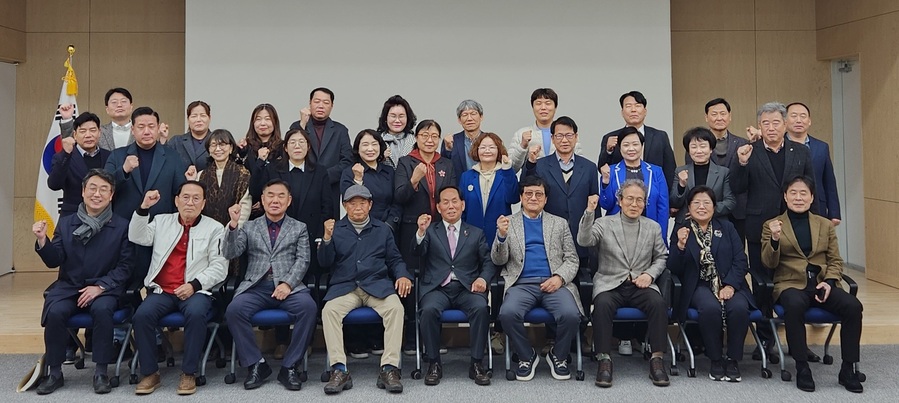 ▲ 청주시는 19일 유네스코 국제기록유산센터에서 공약이행시민평가위원 등 80여 명이 참석한 가운데 ‘민선 8기 3년 공약 이행평가 종합보고회’를 열었다. ⓒ청주시