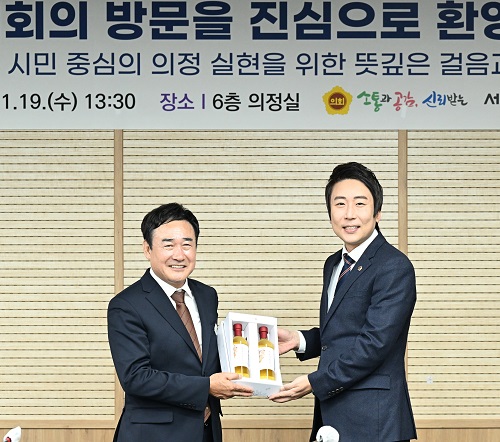 ▲ 박명서 이천시의회 의장(왼쪽)이 19일 세종시의회를 방문해 임채성 의장에게 지역 특산품을 선물하고 있다.ⓒ세종시의회