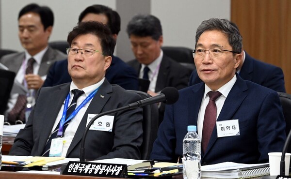 ▲ 지난달 열린 인천공항 국정감사에서 이학재(오른쪽) 인천국제공항공사 사장이 질의에 답변하고 있다. ⓒ연합뉴스 제공