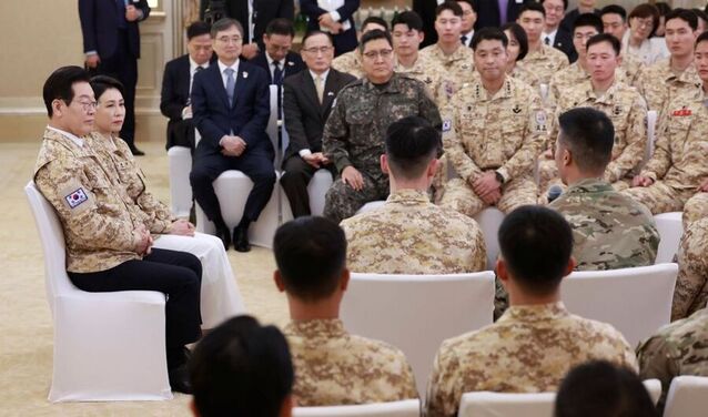 ▲ 아랍에미리트(UAE)를 국빈 방문 중인 이재명 대통령과 김혜경 여사가 19일(현지 시간) 아부다비 한 호텔에서 아크부대 장병들의 발언을 듣고 있다. ⓒ뉴시스