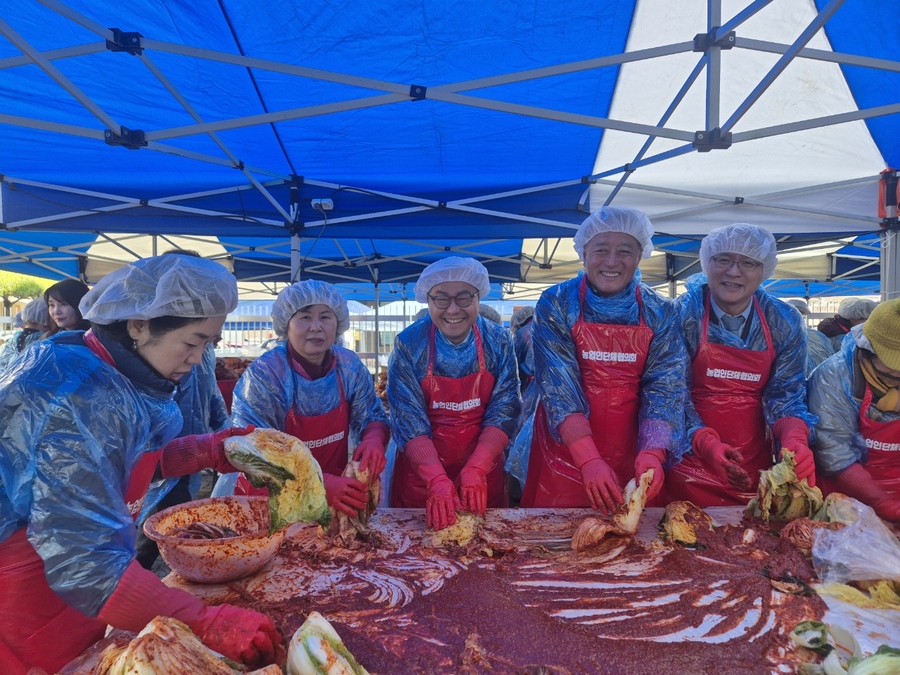 ▲ 홍성주 대구시 경제부시장은 11월 19일 대구로컬푸드 직매장 앞에서 열린 ‘대구시농업인단체협의회 김장나눔행사장’에 참석했다.ⓒ대구시
