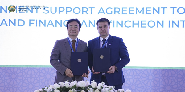 ▲ 이상용 인천국제공항공사 신사업본부장(왼쪽)과 일흠존 움르자코프 우즈베키스탄 재무부 차관이 18일 우즈베키스탄 타슈켄트에서 열린 '우르겐치공항 사업 정부지원협약(GSA) 체결식'을 한 후 기념촬영을 하고 있다. ⓒ인천공항공사 제공