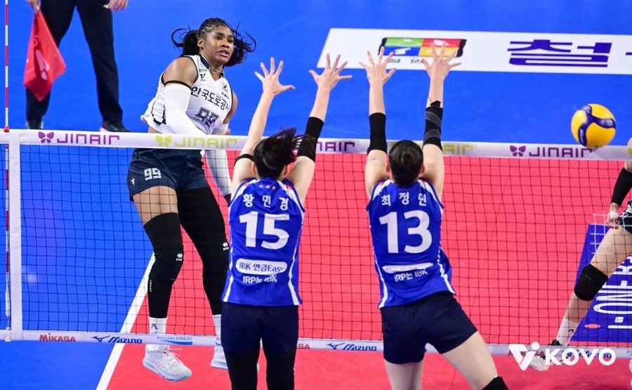 ▲ 도로공사가 기업은행을 3-0으로 꺾고 파죽의 8연승을 내달렸다.ⓒKOVO 제공