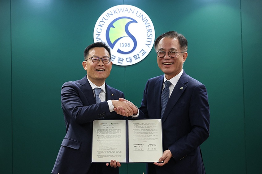 ▲ 유지범 성균관대 총장(오른쪽)과 손재일 한화시스템 대표이사가 상호협력 협약 체결 후 기념사진을 촬영하며 환하게 웃고 있다.ⓒ성균관대