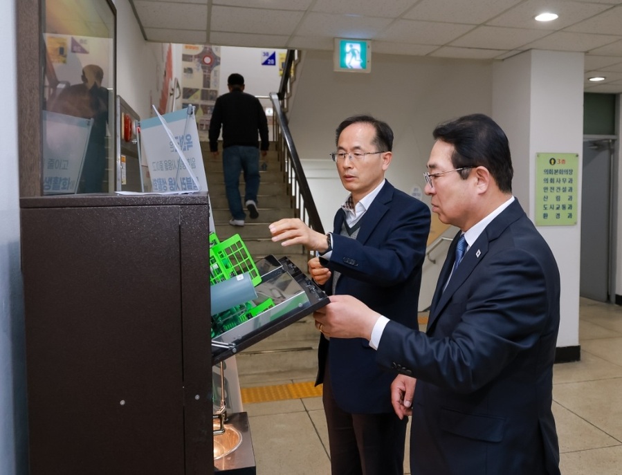 ▲ 황규철 옥천군수가 텀블러를 사용하기 위해 보관함에서 텀블러를 꺼내고 있다.ⓒ옥천군