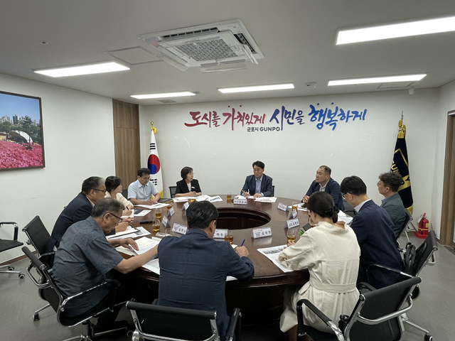 ▲ 하은호 군포시장이 아파트연합회 관계자들과 열요금 인하 협상 관련 논의를 진행하고 있다. ⓒ군포시 제공