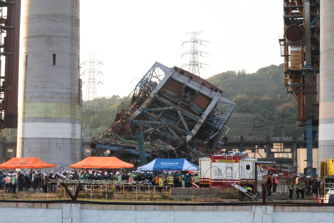 ▲ 지난 6일 오후 발생한 울산 남구의 한국동서발전 울산화력발전소 보일러 타워 붕괴 사고 현장. ⓒ연합뉴스