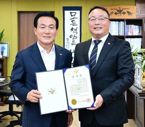 ▲ 백성현 논산시장(왼쪽)이 국방부 유해발굴감식단이 추진한 ‘6·25 전사자 유가족 집중 찾기 사업’에서 우수기관으로 선정돼 국방부로부터 감사장을 받고 있다.ⓒ논산시