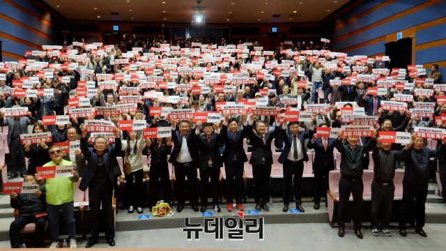 ▲ ‘의정 보고회’ 참석한 지역 각계 인사와 포항시민들이 포퍼먼스를 하고 있다.ⓒ뉴데일리