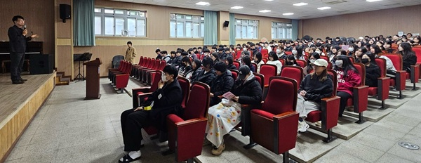 ▲ 대전시는 지난 17일 제일고에서 열린 고3 수험생 찾아가는 맞춤형 부동산 교육현장의 모습.ⓒ대전시